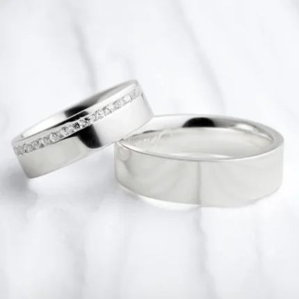 Descubra a beleza única da aliança em Prata 925 Diamantina 6.0mm, uma joia que simboliza o amor eterno.