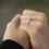 Casal segurando as mãos um do outro, demostrando um anel solitário