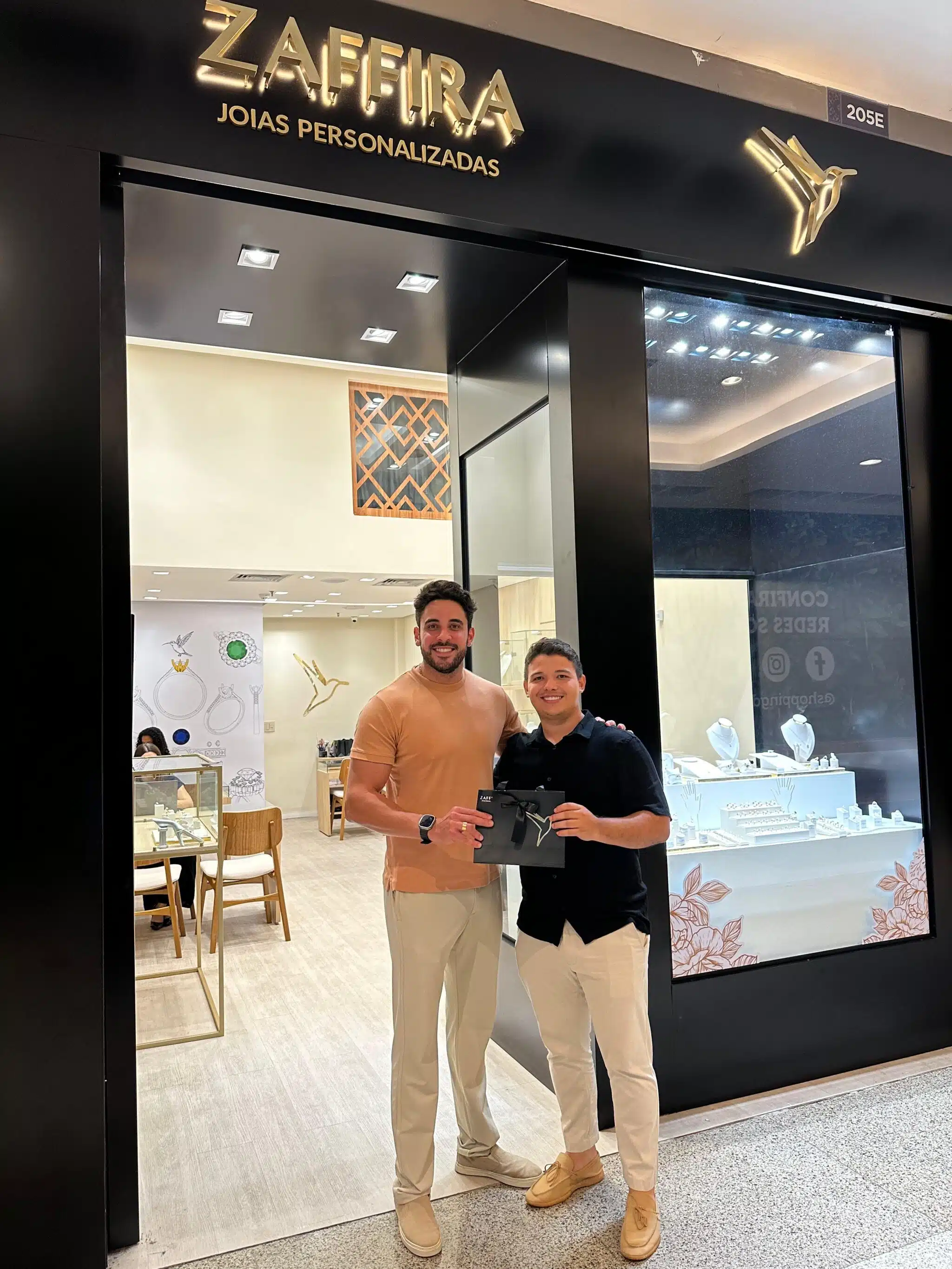 Cliente Zaffira Lucas Lobão com seu anel de noivado