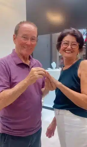 Cliente Zaffira radiante com seu anel de noivado de diamante