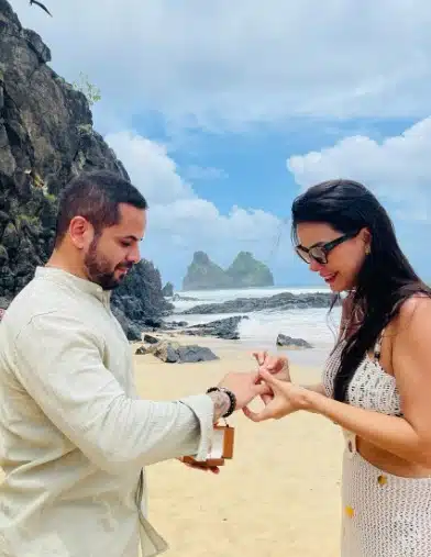 Casal de clientes Zaffira exibindo suas joias